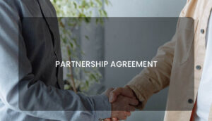 2 persons handshaking on partnership agreement